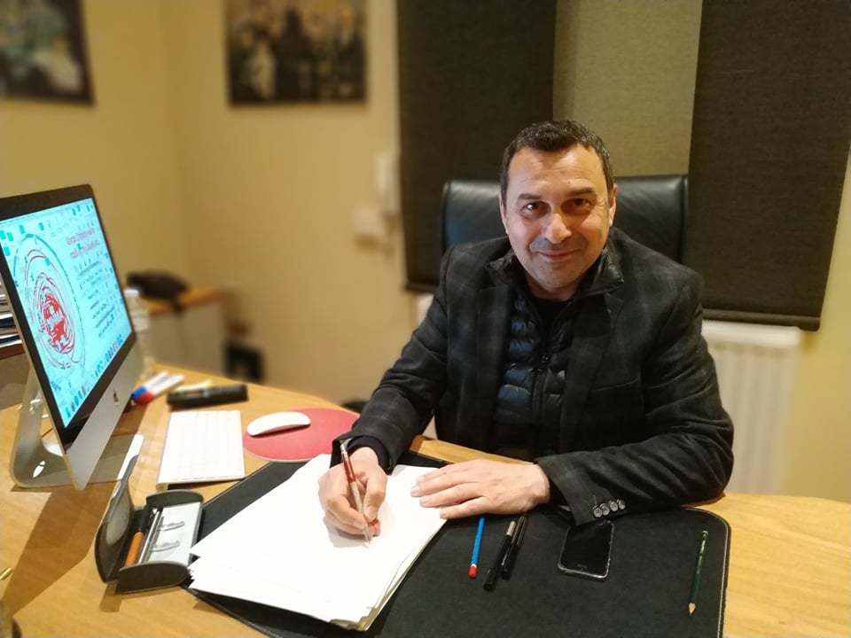 Οι πολιτικοί στην καρέκλα του ψυχοθεραπευτή: Ο Λαρισαίος Dr Γιώργος Γιαννούσης μας οδηγεί στα άδυτα της ψυχής τους…