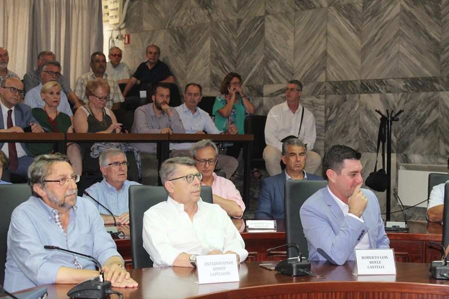 Σε εγκάρδιο κλίμα πραγματοποιήθηκε η τελετή αδελφοποίησης της Λάρισας με την πόλη Μιραφλόρες του Περού (φωτο)