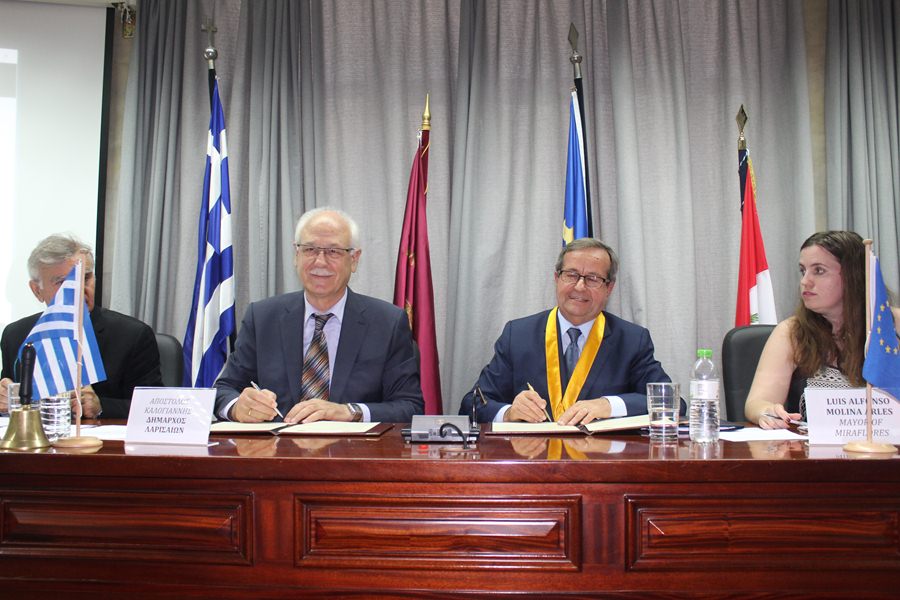 Σε εγκάρδιο κλίμα πραγματοποιήθηκε η τελετή αδελφοποίησης της Λάρισας με την πόλη Μιραφλόρες του Περού (φωτο)