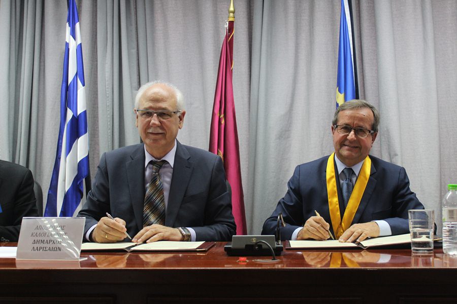 Σε εγκάρδιο κλίμα πραγματοποιήθηκε η τελετή αδελφοποίησης της Λάρισας με την πόλη Μιραφλόρες του Περού (φωτο)