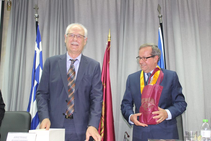 Σε εγκάρδιο κλίμα πραγματοποιήθηκε η τελετή αδελφοποίησης της Λάρισας με την πόλη Μιραφλόρες του Περού (φωτο)
