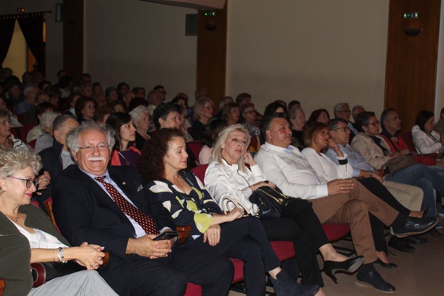 Κατάμεστο το Δημοτικό Ωδείο Λάρισας για το αφιέρωμα «Από το Ρεμπέτικο στο Λαϊκό» (φωτο - βίντεο)
