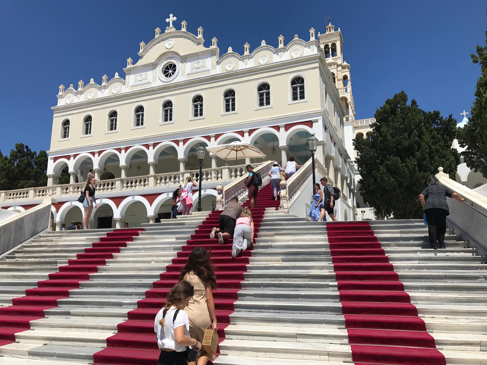 Εκατοντάδες Βολιώτες και φέτος στην Παναγιά της Τήνου - TheNewspaper.gr