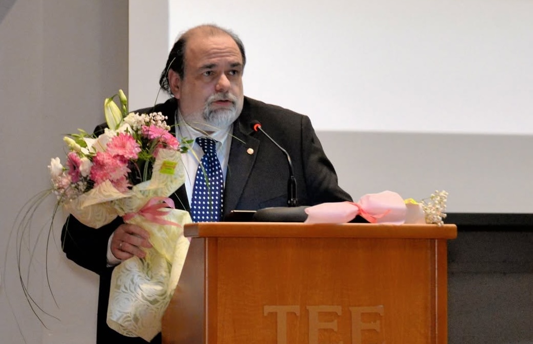 Φεύγει
