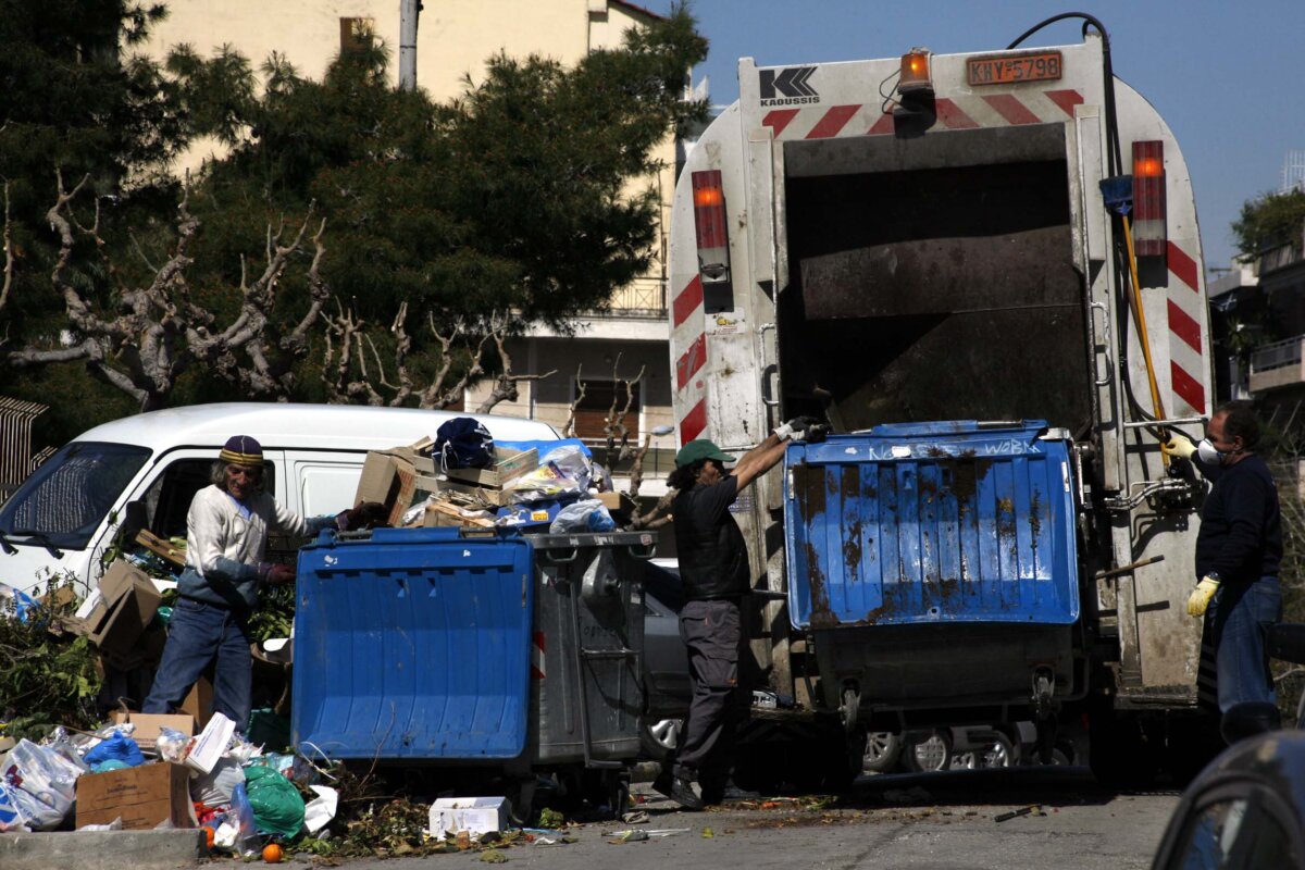 Βόλος: Εργαζόμενη στην καθαριότητα έπεσε από απορριμματοφόρο και τραυματίστηκε