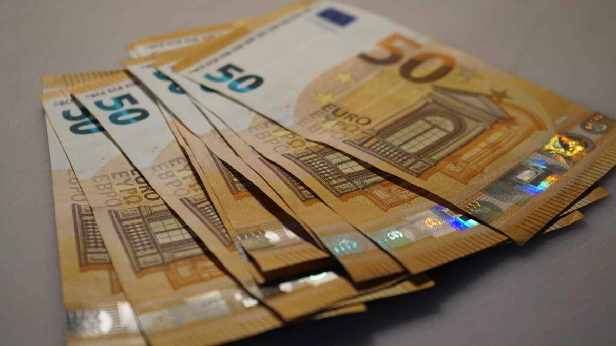 «Τα πήρα από το διαδίκτυο» – Ελεύθερος με όρους ο 30χρονος για τα πλαστά 50ευρα στον Βόλο